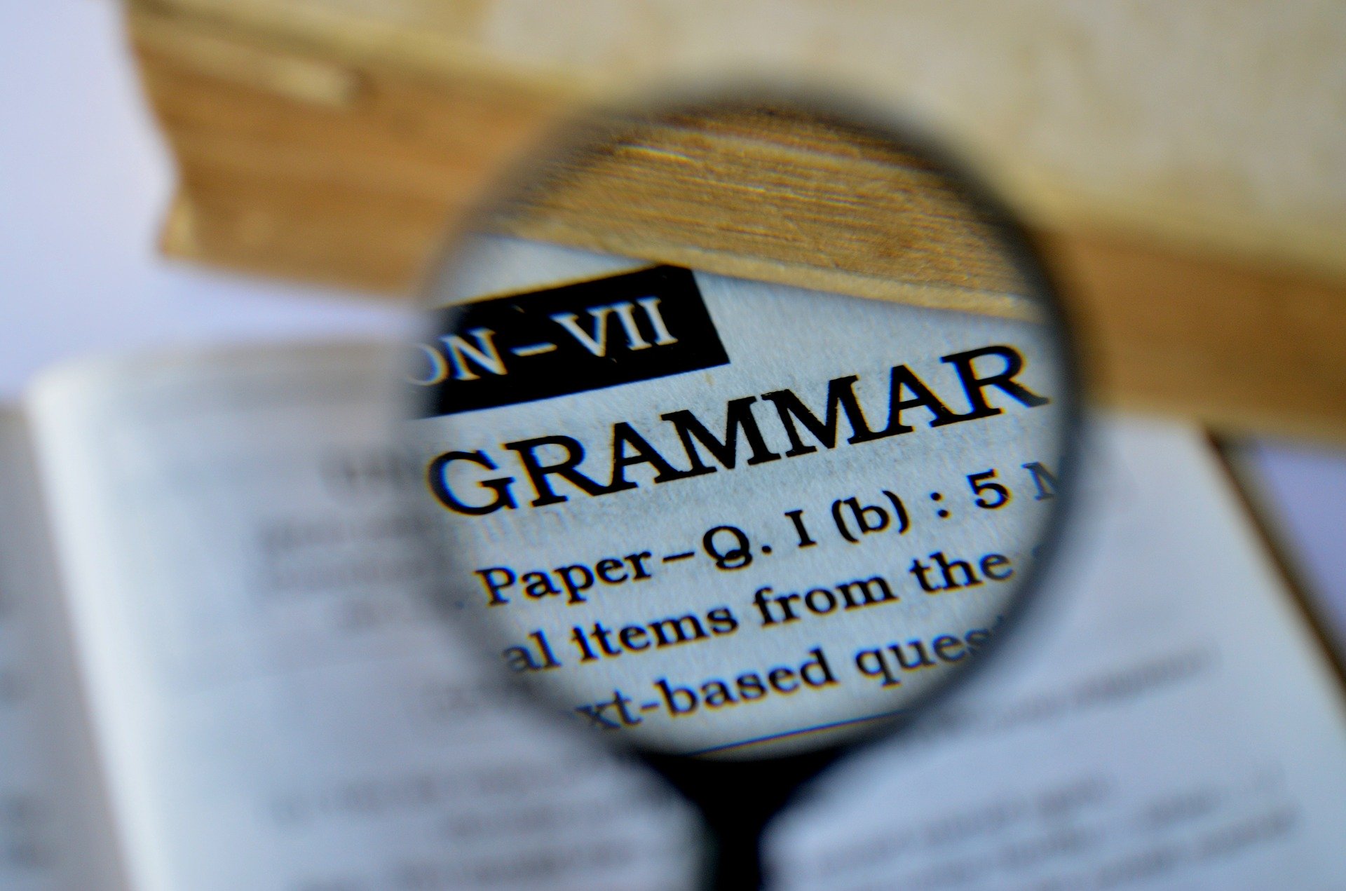 livro de gramatica inglesa com uma lupa de aumento